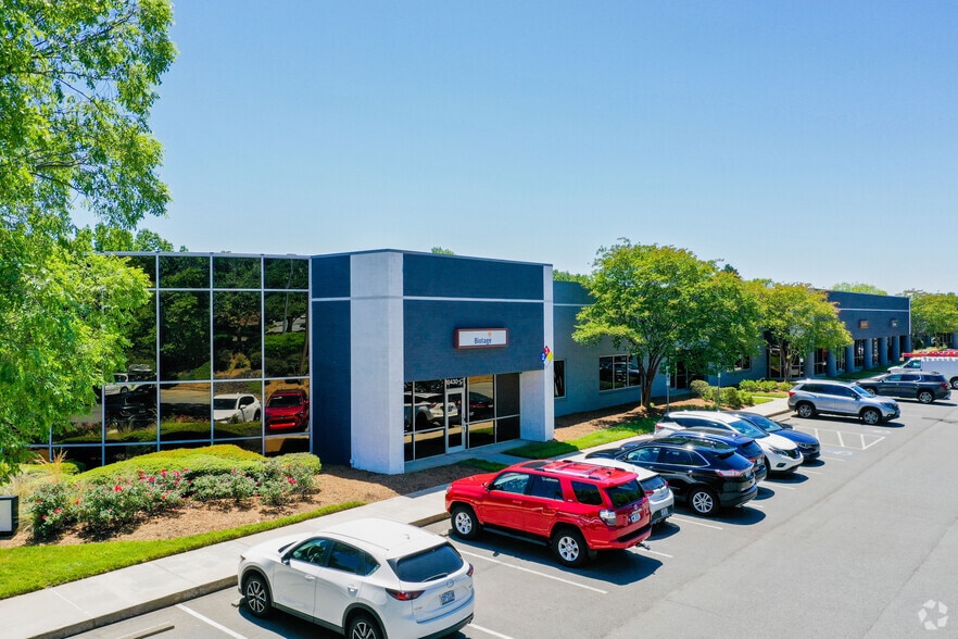10430 Harris Oaks Blvd, Charlotte, NC for lease - Building Photo - Image 3 of 8