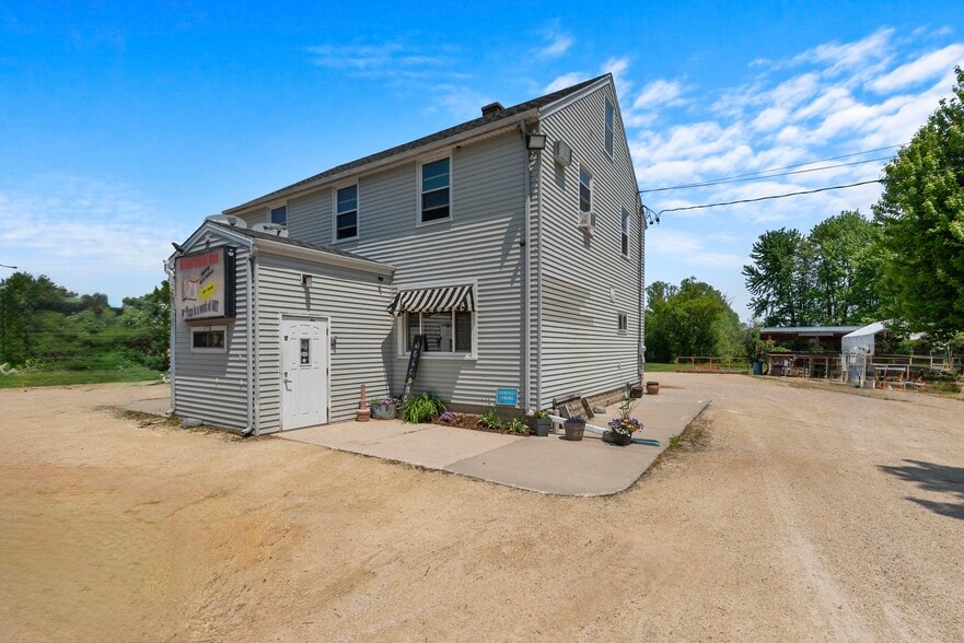 3172 N Riverside Dr, Saukville, WI for sale - Building Photo - Image 2 of 24