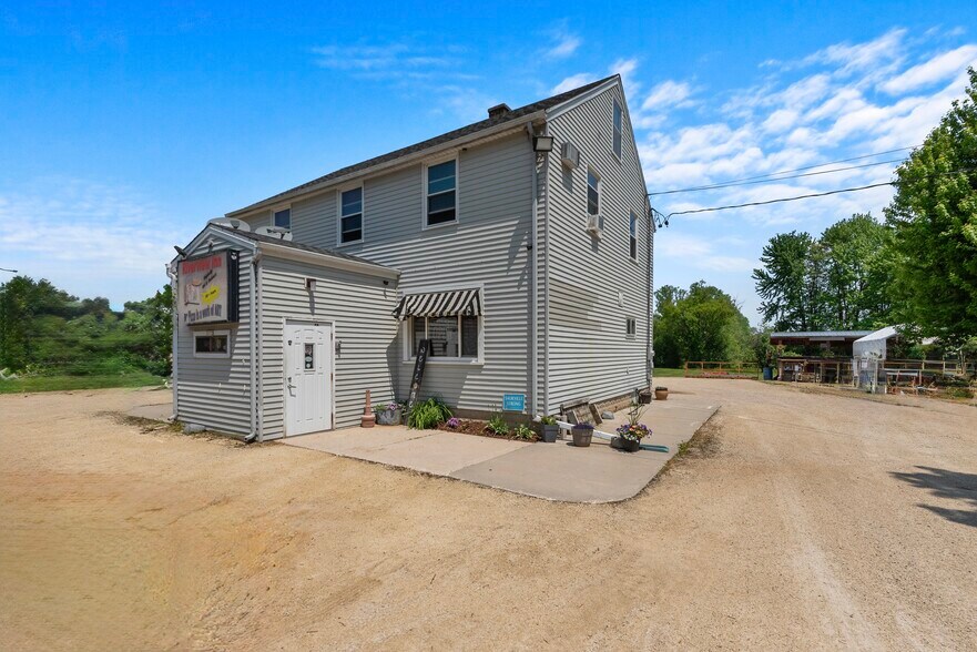 3172 N Riverside Dr, Saukville, WI à vendre - Photo du bâtiment - Image 2 de 24