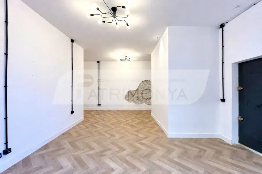 Retail in Marseille for sale Interior Photo- Image 1 of 10