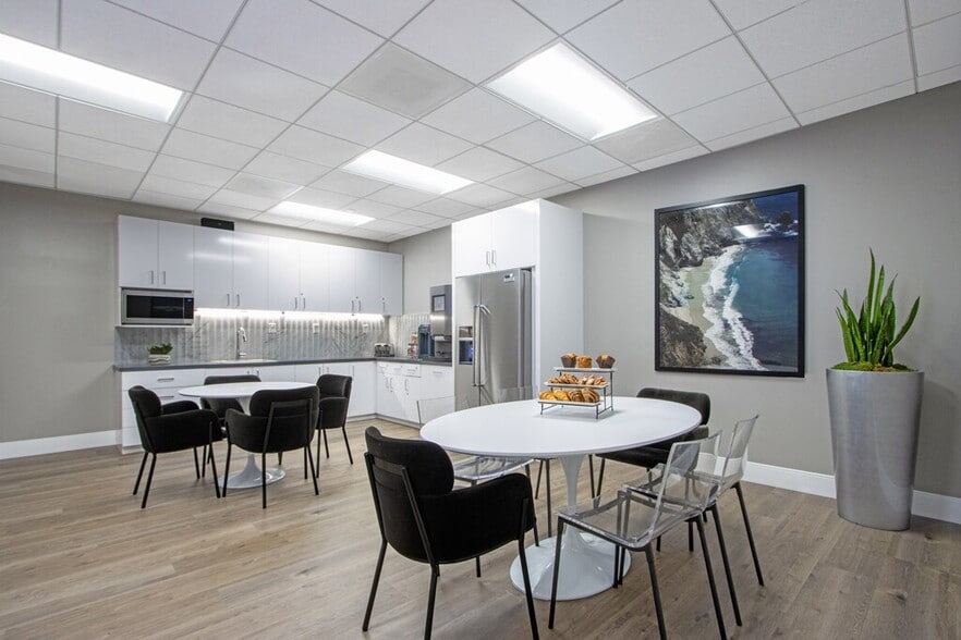 620 Newport Center Dr, Newport Beach, CA for lease - Building Photo - Image 3 of 5