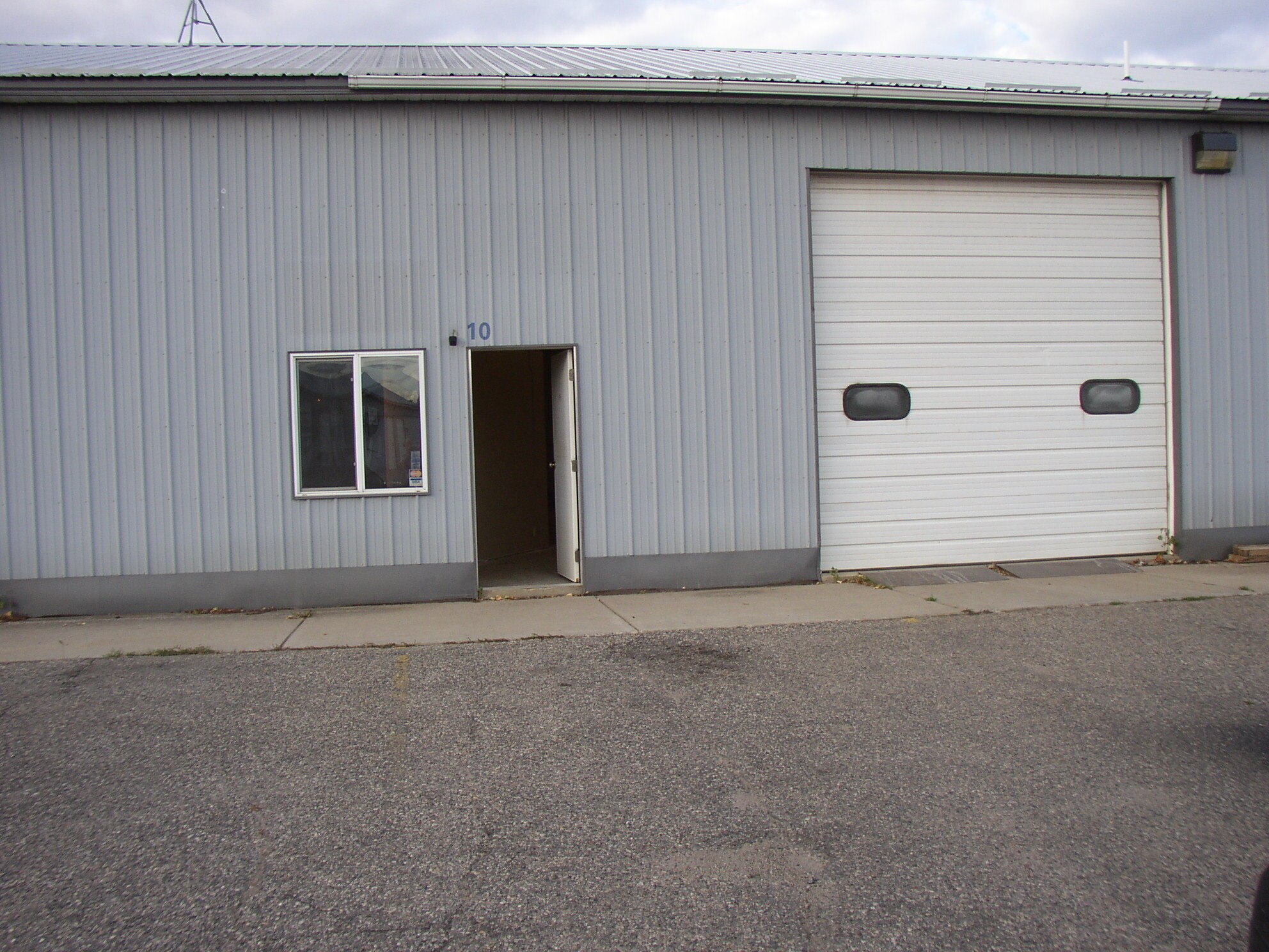 945 5th Ave SE, Hutchinson, MN for lease Interior Photo- Image 1 of 8