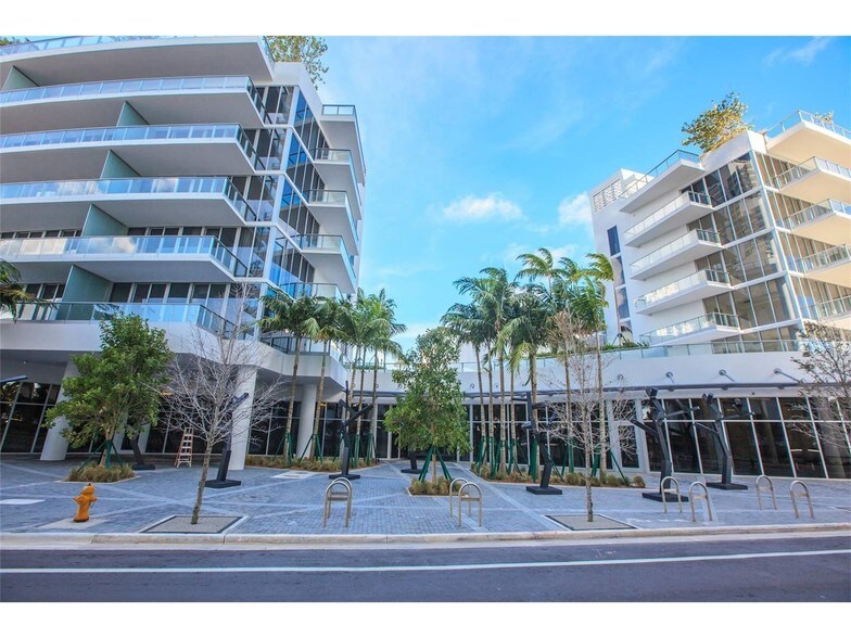 801 S Pointe Dr, Miami Beach, FL à louer - Photo du bâtiment - Image 3 de 28