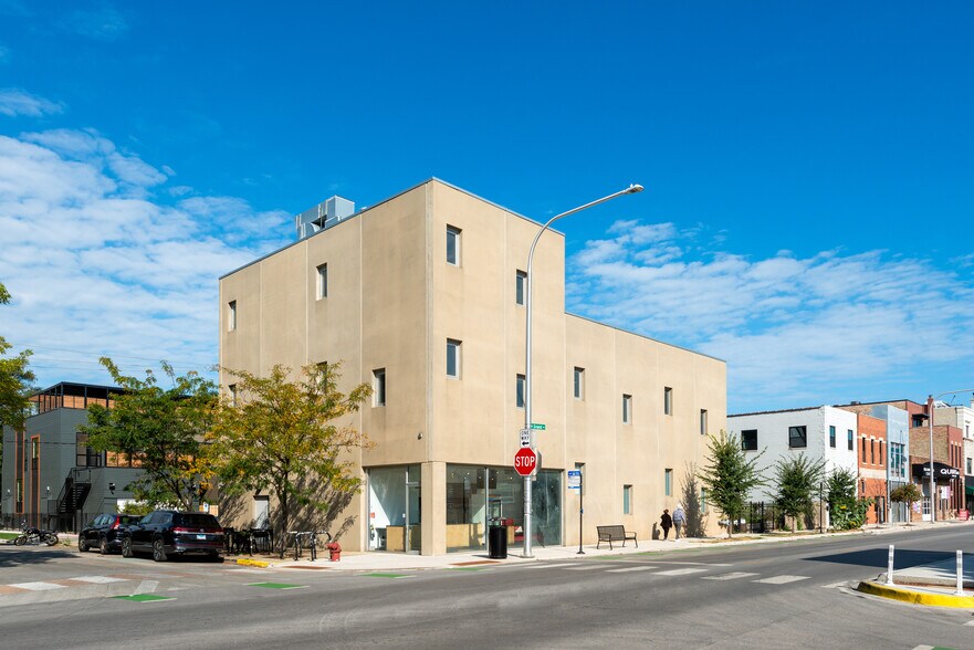 2058 W Grand Ave, Chicago, IL à vendre - Photo du bâtiment - Image 1 de 53