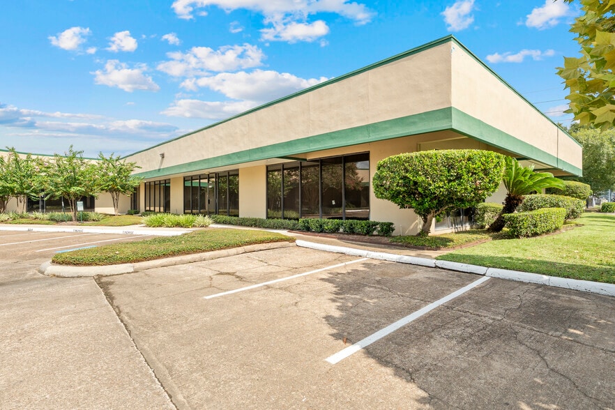 11200-11248 Wilcrest Green Dr, Houston, TX for lease - Building Photo - Image 3 of 33