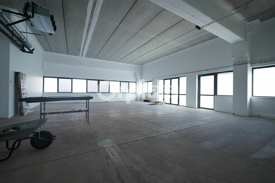10 Rue Des Rosiéristes, Champagne-au-Mont-d'Or for lease - Interior Photo - Image 1 of 12
