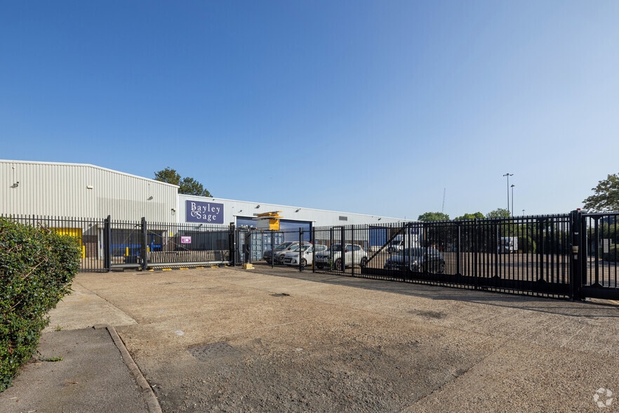 Gresham Way, London for lease - Building Photo - Image 2 of 3