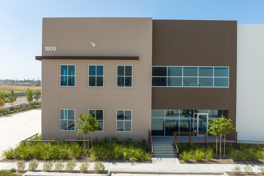 1800 Mountain Ave, Norco, CA à louer - Photo du bâtiment - Image 2 de 5