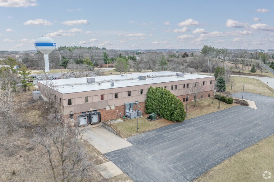 1661 Summit Dr, Fort Atkinson, WI à vendre - Photo du bâtiment - Image 3 de 12