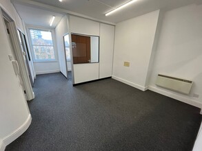 128 Whitechapel Rd, London for lease Interior Photo- Image 2 of 4