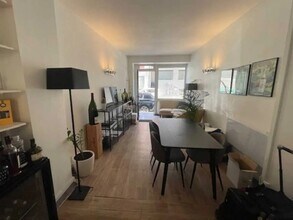 Retail in Paris for lease Interior Photo- Image 1 of 4