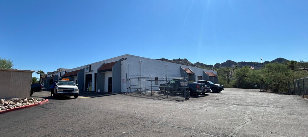 10439 N Cave Creek Rd, Phoenix, AZ à louer - Photo du bâtiment - Image 2 de 4