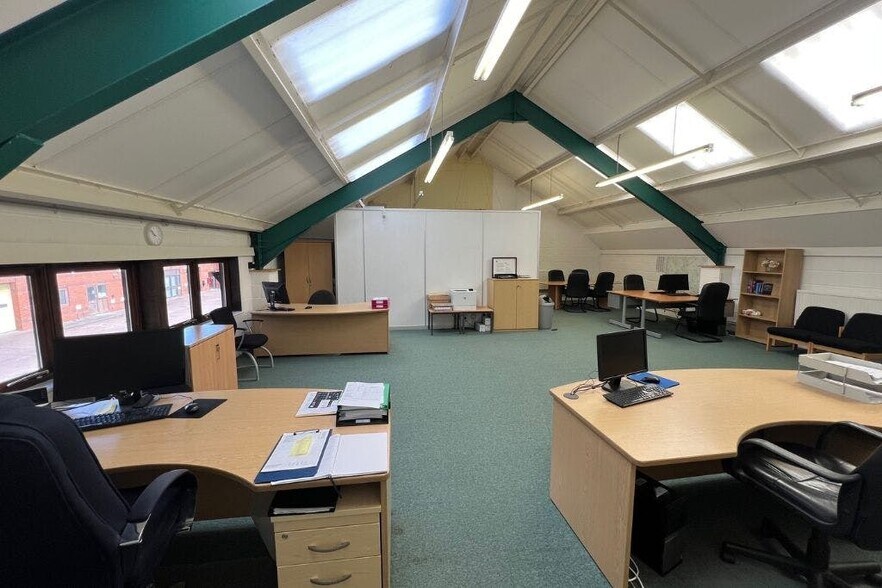 Marsh Ln, Ware à louer - Photo du bâtiment - Image 2 de 8