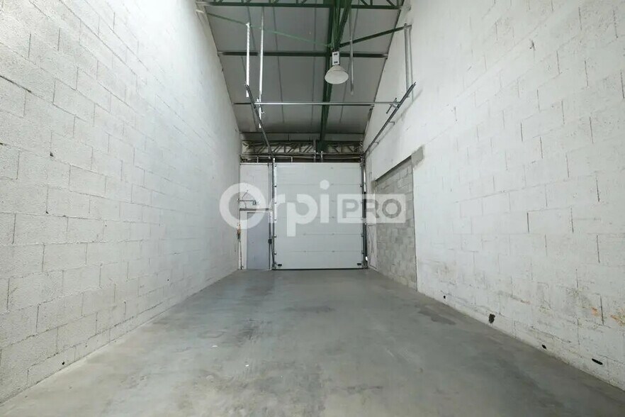 Flex in Vénissieux for lease - Interior Photo - Image 3 of 4