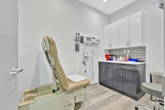 6527 Roosevelt Ave, Woodside, NY for lease Interior Photo- Image 2 of 5