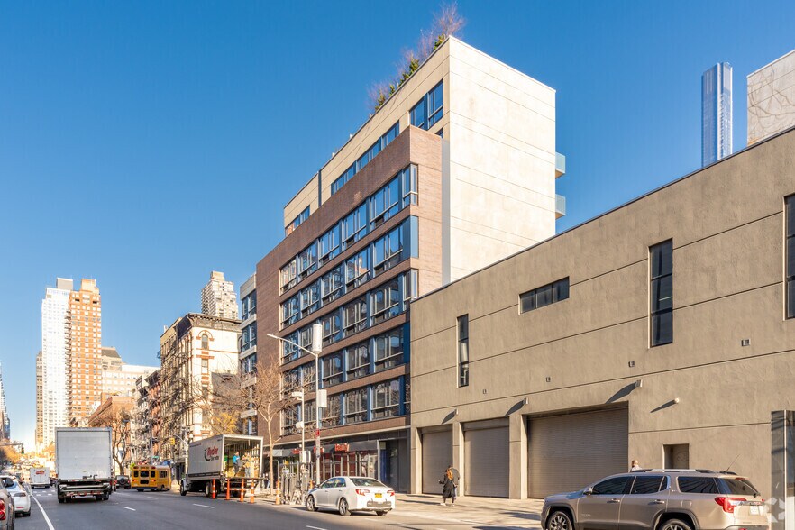452 W 45th St, New York, NY à louer - Photo du bâtiment - Image 1 de 6