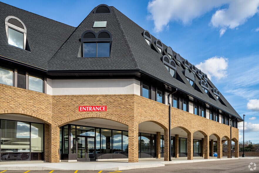 30800 Van Dyke Ave, Warren, MI à louer - Photo du bâtiment - Image 1 de 10