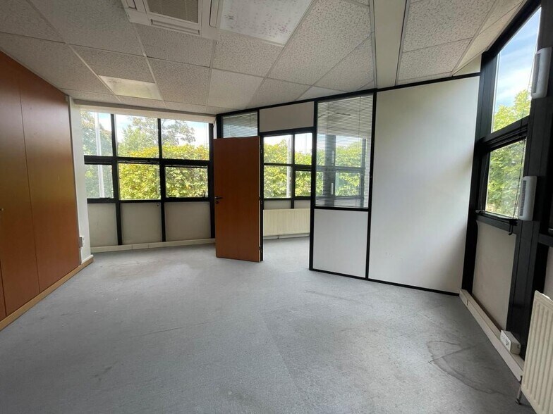 Office in Champigny-sur-Marne for lease - Interior Photo - Image 2 of 11