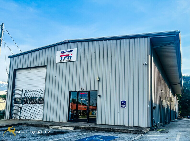 Metro Industrial 4-Property Portfolio portefeuille de 4 propriétés à vendre sur LoopNet.ca - Photo du bâtiment - Image 3 de 5