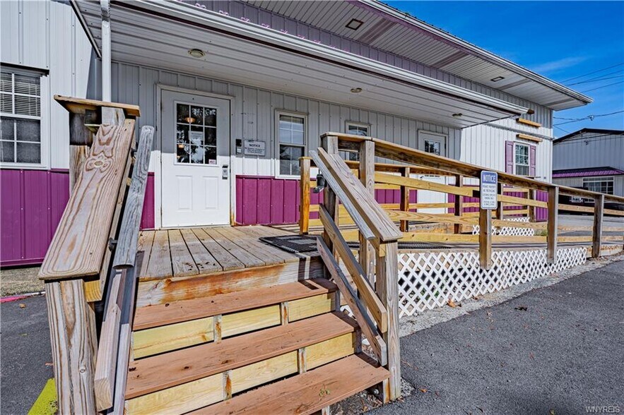 6115 1st St, Newfane, NY à vendre - Photo du bâtiment - Image 2 de 48