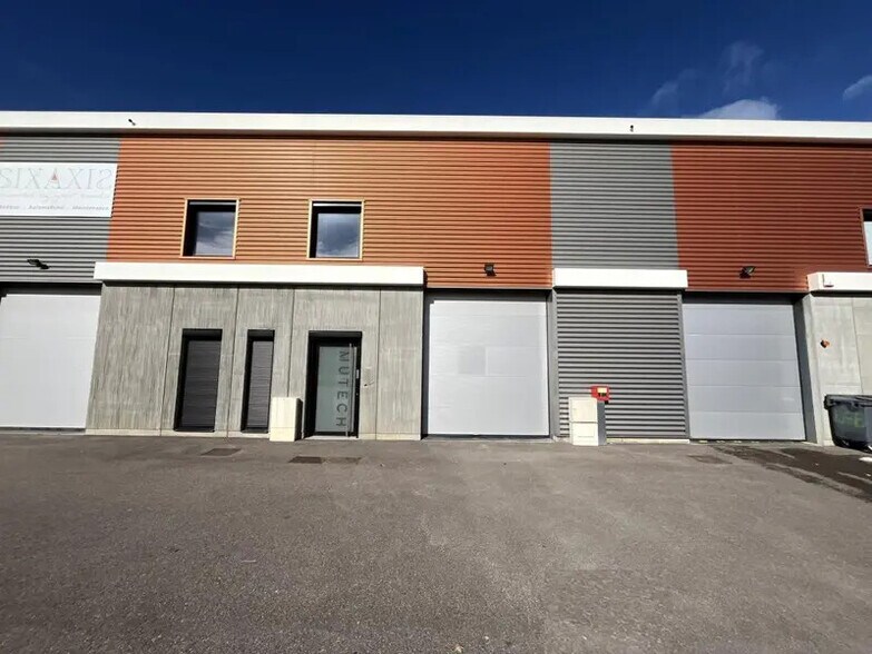 165 Avenue Henri Schneider, Meyzieu à louer - Photo du bâtiment - Image 3 de 10