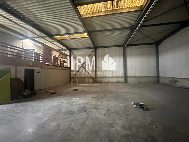 Flex in Vitrolles for lease - Interior Photo - Image 2 of 5