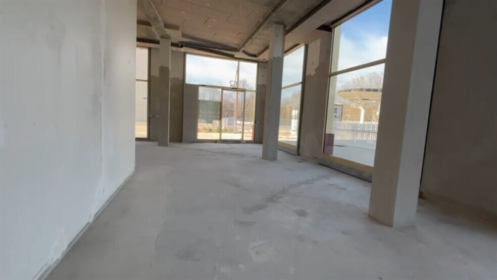 Retail in Saint-Denis for lease - Interior Photo - Image 3 of 9