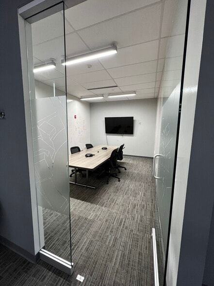 902 E Market St, Indianapolis, IN for lease - Interior Photo - Image 3 of 11