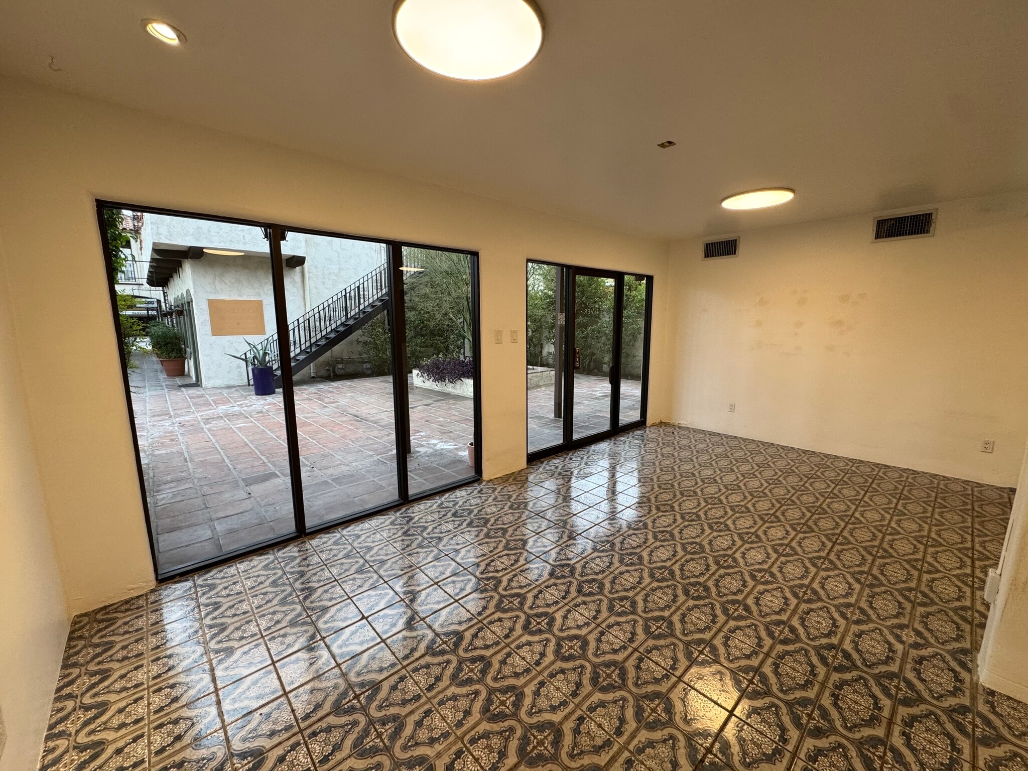 463-477 N Palm Canyon Dr, Palm Springs, CA à louer Photo intérieure- Image 1 de 2