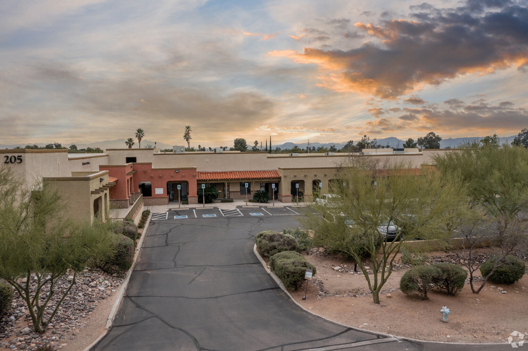 205 W Giaconda Way, Tucson, AZ for lease Primary Photo- Image 1 of 9