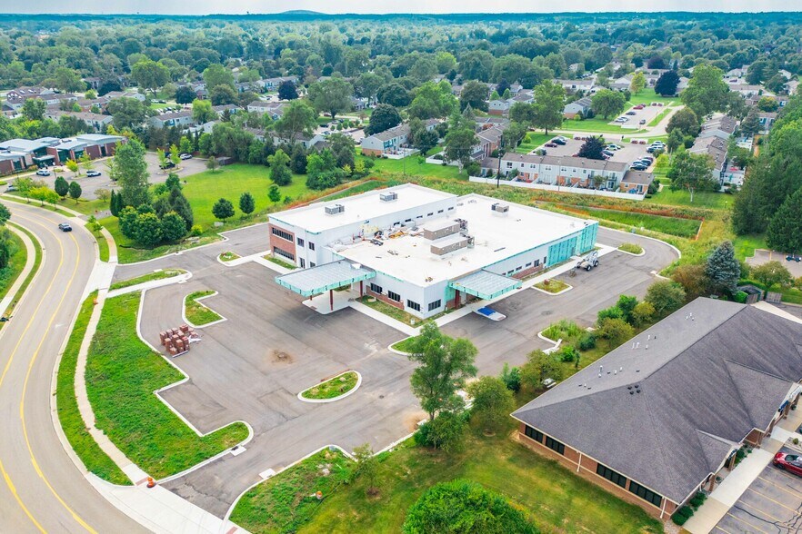 24301 Karim Boulevard, Novi, MI à vendre - Photo du bâtiment - Image 2 de 38