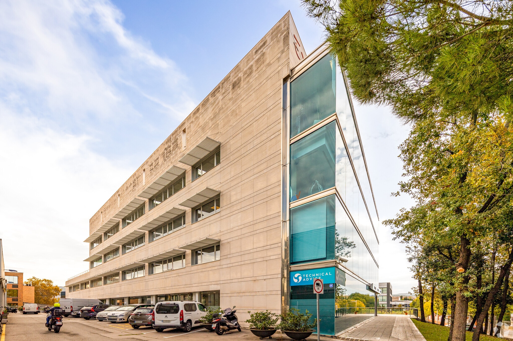 Office in Sant Cugat del Vallès, Barcelona for sale Primary Photo- Image 1 of 5