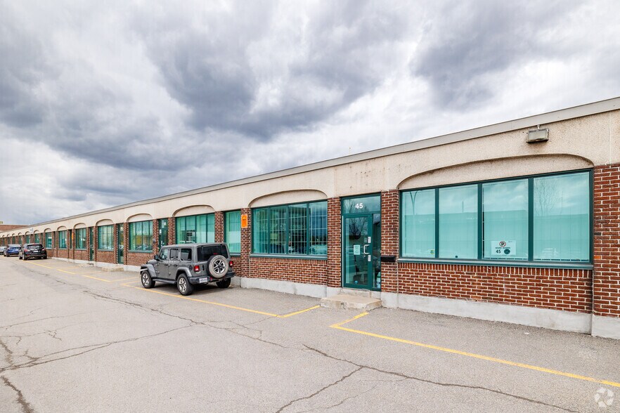 15-135 Blvd Montpellier, Montréal, QC à louer - Photo du bâtiment - Image 2 de 4