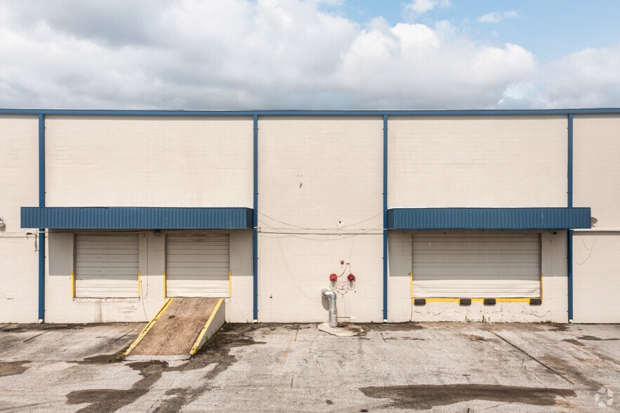 9990 E I-10 Fwy, Houston, TX for lease - Building Photo - Image 3 of 16