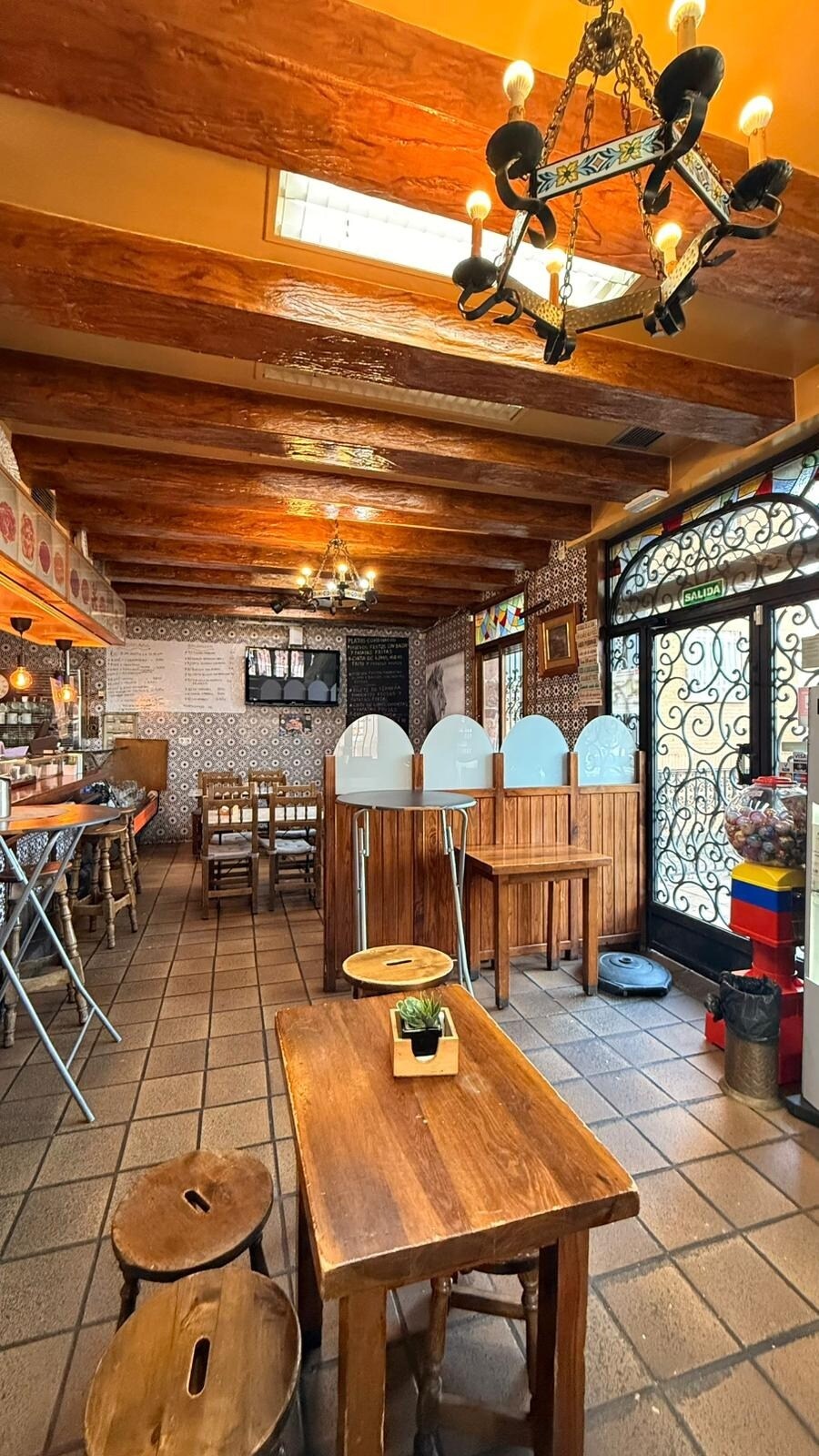 Retail in Alcobendas, Madrid for lease Interior Photo- Image 1 of 12