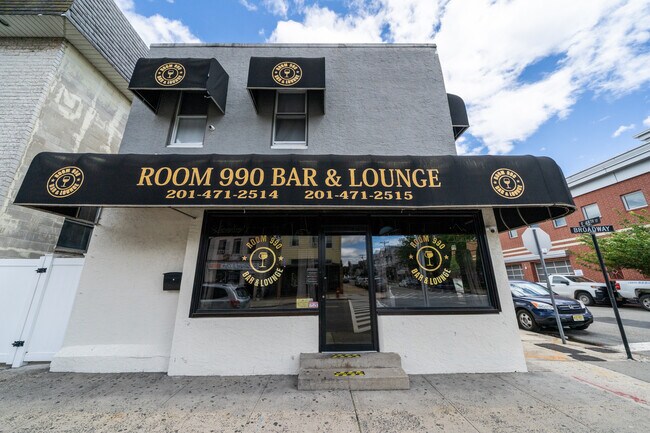 More details for 990 Broadway, Bayonne, NJ - Retail for Sale