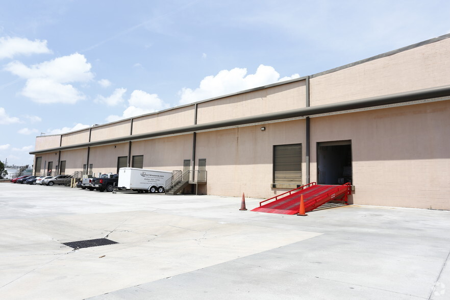 2345 Commerce Point Dr, Lakeland, FL for lease - Building Photo - Image 2 of 5