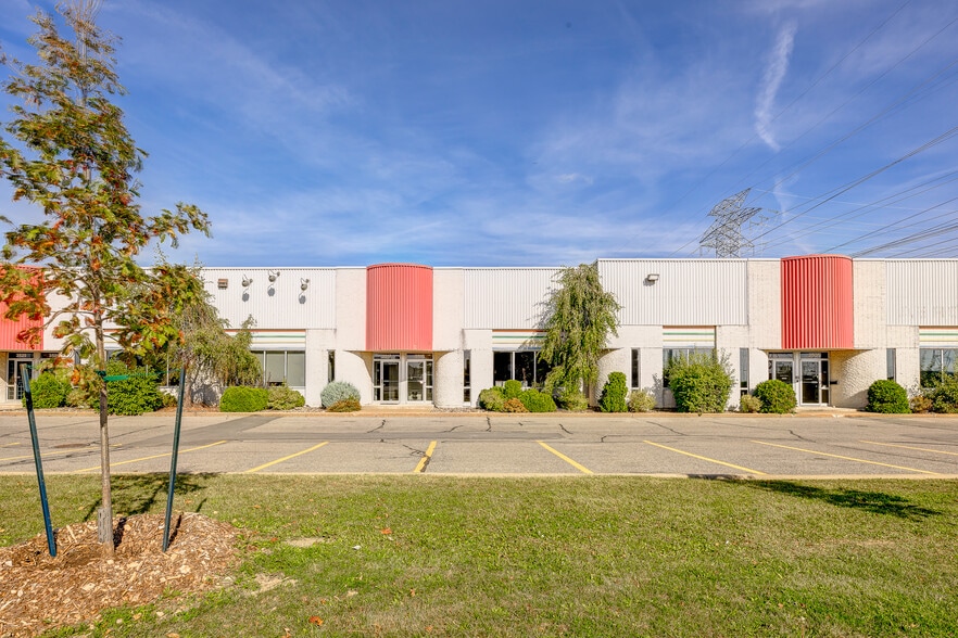 3505-3541 Boul Le Corbusier, Laval, QC for lease - Building Photo - Image 2 of 8