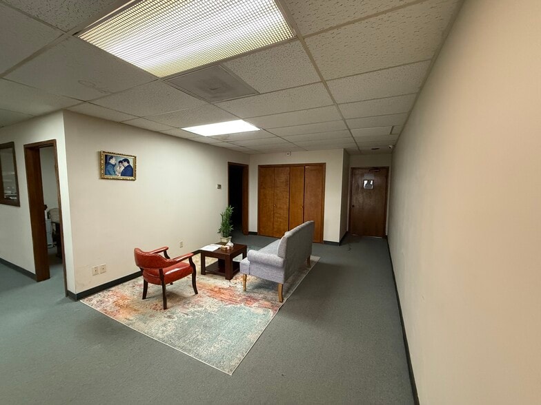 10730 Kinghurst Dr, Houston, TX for lease - Interior Photo - Image 3 of 4