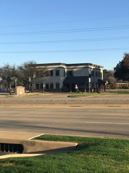 2425 W Pioneer Pky, Pantego, TX à vendre - Photo du bâtiment - Image 1 de 1