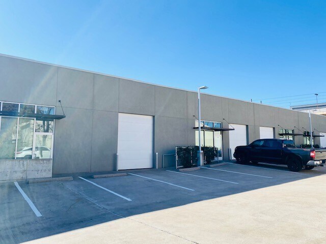 7015 Twin Hills Ave, Dallas, TX à louer - Photo du bâtiment - Image 2 de 8