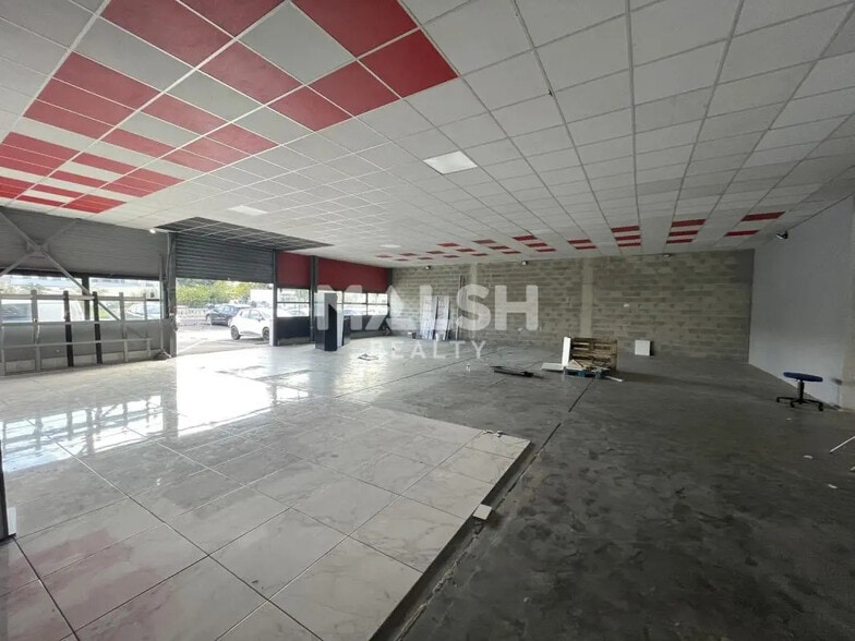 Flex in Vaulx-en-Velin for lease - Interior Photo - Image 2 of 6