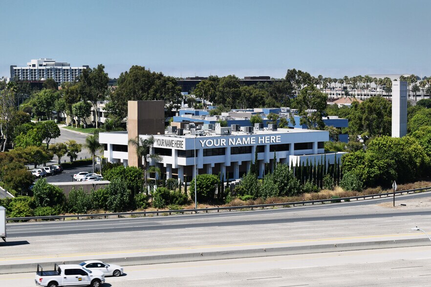 2111 Business Center Dr, Irvine, CA à louer - Photo du bâtiment - Image 1 de 10