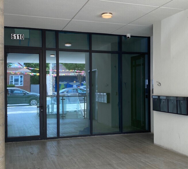 61-10 182nd St, Fresh Meadows, NY à louer - Photo du bâtiment - Image 3 de 7