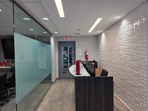 10681 Gulf Blvd, Treasure Island, FL for lease Interior Photo- Image 1 of 12