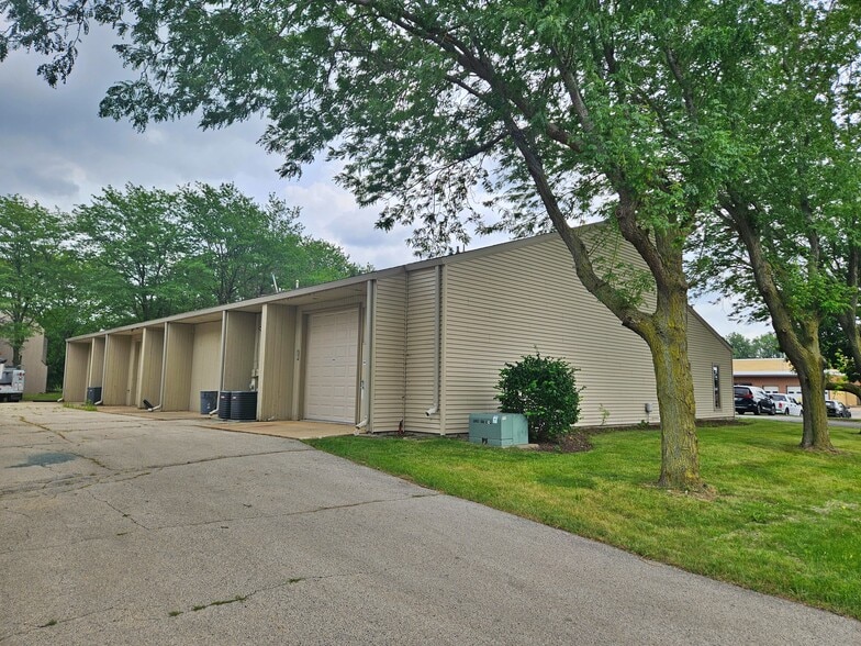 7117 Clinton Rd, Loves Park, IL à louer - Photo du bâtiment - Image 3 de 4