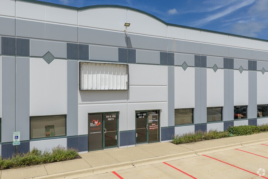 720 N 17th St, St Charles, IL à louer - Photo du bâtiment - Image 2 de 6