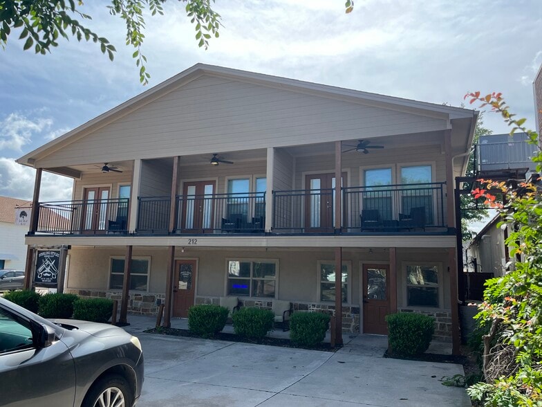 212 N Oak St, Roanoke, TX for lease - Primary Photo - Image 1 of 4