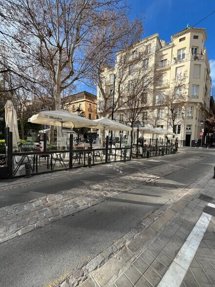 Plaza Trinidad, 7, Granada, Granada à louer - Photo du bâtiment - Image 3 de 17