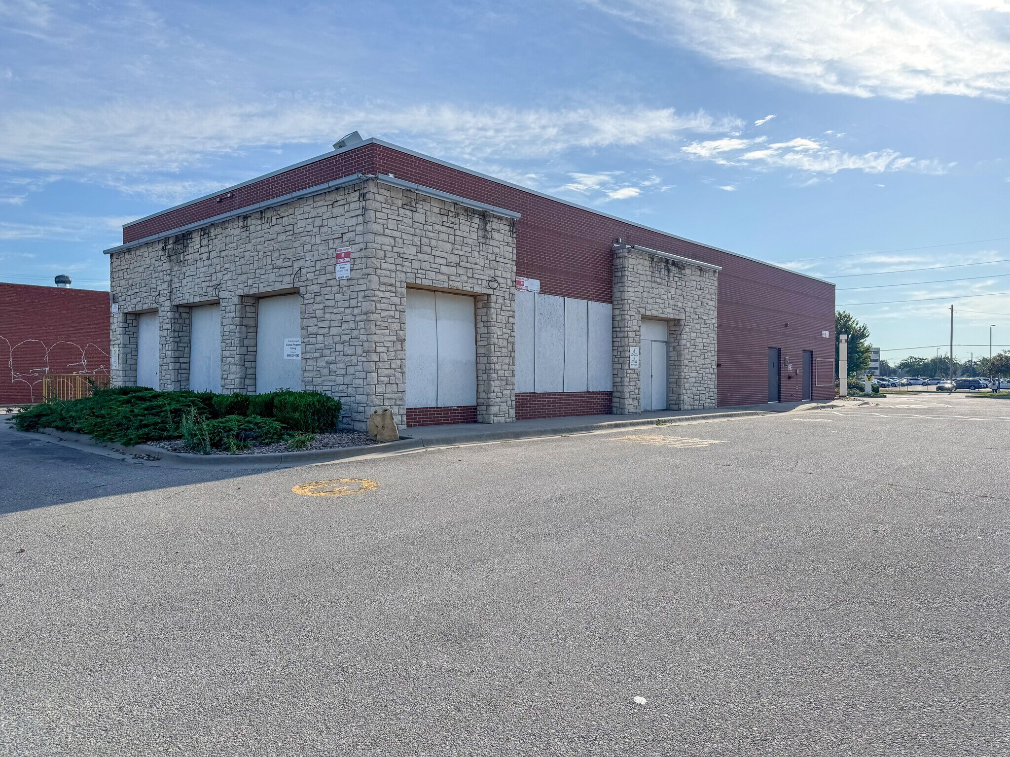 1050 N Broadway St, Wichita, KS for lease Building Photo- Image 1 of 2